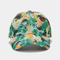 Dettaglio della stampa tropicale con banane e cocco su cappellino da baseball azzurro traspirante - Stile Frutta Tropicale Blu Chiaro