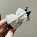 Eleganter cremeweißer Haarclip mit Strickschleife für Pferdeschwanz-Styling aus schwarzem Kunststoff - Beigegrau