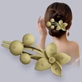 Olijfgroene matte bloem haarclip met fonkelende steentjes voor een elegante haarstijl - Gembergeel