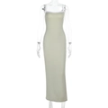 Detailansicht eines hellgrünen Bodycon-Maxikleides mit weißen Kontrastträgern auf Schaufensterpuppe - XS / Grün