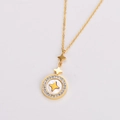 Detalle del collar dorado con colgante de estrella con diamantes e incrustación de nácar - Dorado