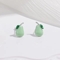 Gros plan de boucles d'oreilles poire en argent S925 avec émail vert et feuille en cristal - Poire Verte