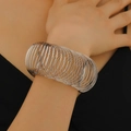 Minimalistisches silbernes mehrlagiges Federarmband mit hochglanzpoliertem Finish - Mehrschichtiges Spiral-Elastik-Armband / Silber (Weiß K 7842)