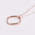 Collana minimalista in oro rosa con ciondolo quadrato e dettaglio in zircone lucido - Oro rosa