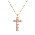 Collana con croce dorata e zirconi rosa taglio baguette su sfondo bianco pulito - Gemma Rettangolare / Rosa