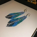 Detailopname van bladvormige oorbellen met blauw-groene verloopkristallen en strass - Blauw-Groene Verloop (Oorhaken-Blauw)