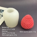 Makro-Detail der großen Erdbeere-Silikonform mit realistischer Textur für DIY-Bastelarbeiten - Einzelne Super Große Erdbeere