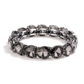 Dettaglio di pietre di cristallo grigio scuro a forma di cuore su bracciale elastico in metallo - Grigio Fumo (Base Nero Canna di Fucile)