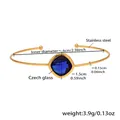 Brazalete abierto de acero inoxidable dorado con una piedra cuadrada de vidrio azul - Oro/Piedra Azul Oscuro