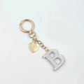 Dettaglio portachiavi lettera B argento con cuore dorato inciso I LOVE YOU - Lettera B