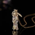 Pendentif faucheuse dorée serti de zircons multicolores sur une fine chaîne en or - Faucheuse 02 Zirconium Coloré