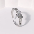 Anillo abierto de acero inoxidable plateado con diseño de lazo y corazón ajustable - Color Acero