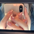 Selfie miroir montrant des ongles amande nude rose style French manucure avec fini brillant - Style Dégradé de Blush Français Rose (JL0704)