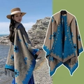 Poncho ethnique à capuche tricoté avec motifs floraux marron et bleu et franges - Couleur 51