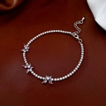 Dettaglio del bracciale tennis in argento con farfalle in zircone viola e chiusura - Argento-Viola