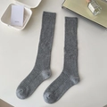 Klassische graue gerippte Strick-Wadenstrümpfe mit warmem, minimalistischem Design - Einheitsgröße / Hellgrau