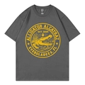 T-shirt gris foncé à col rond avec imprimé Alligator Alcatraz jaune sur fond blanc - Gris foncé