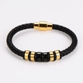 Details von schwarzem Lederarmband mit goldenem Magnetverschluss und Metallperlen - Gold