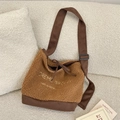 Dettaglio della borsa tote in peluche marrone con ricamo Crème Brûlée e tracolla - Marrone Scuro