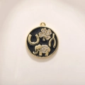 Pendentif rond plaqué or avec émail noir, breloques porte-bonheur et strass brillants - A621 Éléphant Noir Fer à Cheval