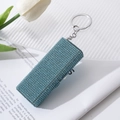 Llavero de caja de pastillas con diamantes azules sobre un elegante fondo blanco - Azul lago