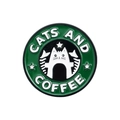 Cartoon-Katze Kaffee Emaille-Anstecknadel mit Text Cats and Coffee auf grünem Abzeichen - Wy0233