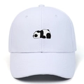 Gros plan d'une broderie panda sur une casquette de baseball en coton blanc aux coutures nettes - Blanc