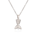 Collana con ciondolo a coda di pesce argentata e cristalli su sfondo bianco puro - Argento