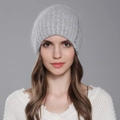 Bonnet en tricot gris clair élégant avec texture en lapin et accents de strass brillants - Style Strass Gris / Gris