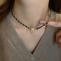 Vintage Lederkette mit Goldfinish und Strass-Anhänger an einem Modell getragen - Halskette - Gold