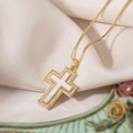Elegante collana con croce placcata oro 18K con inserto bianco e pietre in zircone - Stile Croce in Madreperla (24811)