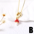 Detail van rode emaille paddenstoel hanger met gouden doosketting op witte achtergrond - B-Rood Witte Paddestoel