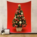 Dettaglio di un arazzo natalizio rosso festivo con decorazioni natalizie classiche - 73X95 CM (Esportazione Spazzolato) / Albero con Fondo Rosso (GT100558)