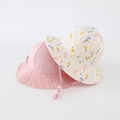 Dettaglio di un cappello da sole per bambini con motivo floreale e sottogola regolabile - 50cm (1-3 anni) / Fondo Rosa - Fiore