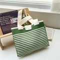 Dettaglio della borsa tote in maglia a righe verdi e bianche con manici spessi e bottone - A Righe Verdi