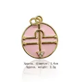 Dettaglio del ciondolo Bilancia in smalto rosa placcato oro, diametro 1,6cm e peso 2,2g - Bilancia (Smalto Rosa)