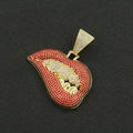Dettaglio di un ciondolo dorato con labbra rosse e denti incastonati di diamanti brillanti - Solo Pendente-Oro (Labbra Rosse)