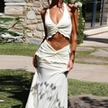 Detail van een witte tweedelige set met haltertop en geplooide maxi-rok in natuurlijk daglicht - S / Wit