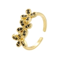 Makroaufnahme der goldenen Ohrmanschette mit schwarzen Steinen im Blumen-Design - Gold Schwarzer Zirkonia
