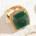 Dettaglio anello placcato oro 14K con grande zircone verde quadrato e pavé di cristalli - Aperto Regolabile / Anello in zirconia quadrata verde smeraldo