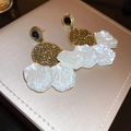 Pendientes vintage dorados con flores caladas, pétalos blancos y gemas negras de lujo - Perno de plata-Blanco