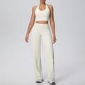 Detailansicht von cremefarbenem Neckholder-Top und High-Waist-Yogahose mit weitem Bein - S / Helles Elfenbein