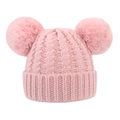 Details der Stricktextur einer hellrosa Baby-Wintermütze mit doppelten Bommeln - 1-4 Jahre / Rosa