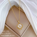 Detail der goldenen Kleeblatt-Kette mit Herz-Zirkonia und genauen Produktabmessungen - H335 Weiße Kleeblatt-Halskette (Edelstahlkette + Kupfer Mikro-Pave Anhänger)