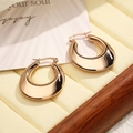 Orecchini a U in oro rosa lucido presentati in un portagioie in velluto beige di lusso - Oro rosa