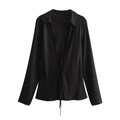 Détails d'un élégant chemisier noir en satin à manches longues avec col en V noué - XS / Noir