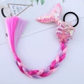 Detalle de trenzas de sirena rosa y violeta con adornos de conchas y estrellas de mar - Rosa Rojo