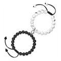 Dettaglio di braccialetti magnetici per coppie con perline nere opache e turchese bianco - Bracciale in Turchese Bianco Naturale