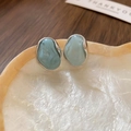 Dettaglio di orecchini ovali blu chiaro con trama marmorea e bordo in metallo argento - Ovale Irregolare con Motivo Marmo Blu Chiaro (26#) / Argento-Blu