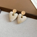 Détails de boucles d'oreilles cœur en acrylique marbre crème avec chaînettes dorées - Boucles d'oreilles tige en argent 925 / Blanc